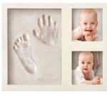Fodspor sæt til baby i hvid med ramme til hånd- og fodaftryk og plads til babyfotos og minder
