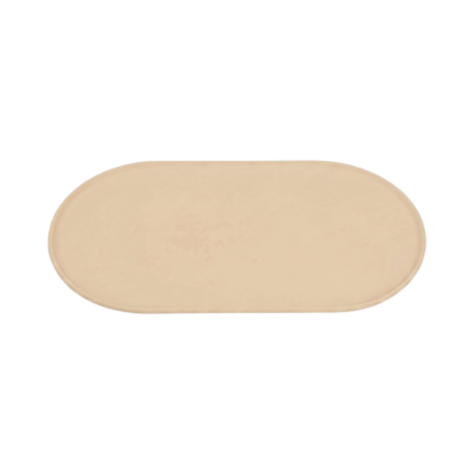 Skridssikkert underlag til hundeskåle - beige måtte med kant der holder skåle på plads og samler spild