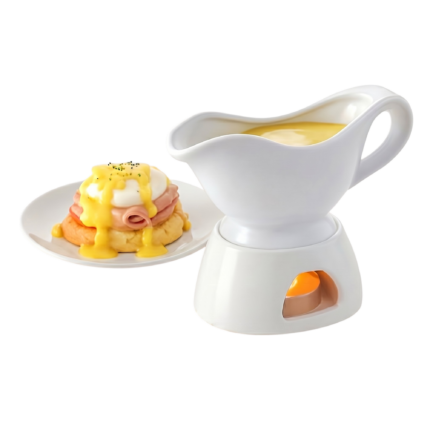 Sovseskål i porcelæn til varm servering ved bordet med varmer og elegant hvidt udtryk