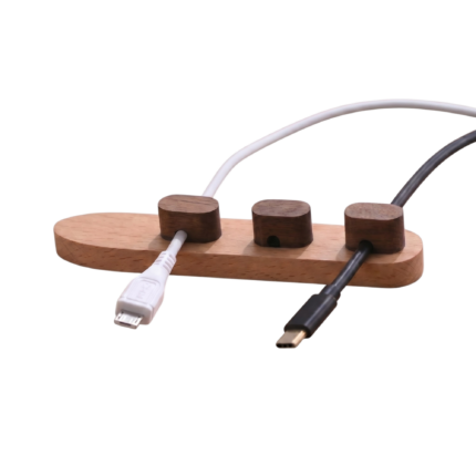 Kabelorganizer i træ til skrivebord med clips til samlet kabelstyring og mindre rod på bordet
