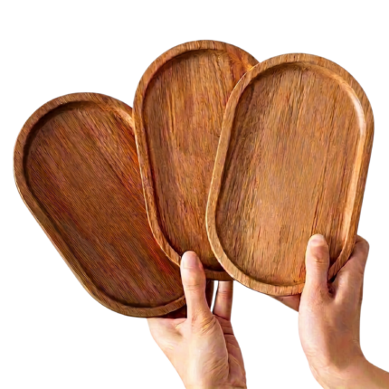 Serveringsbakke i træ med oval form og hævet kant til servering af morgenmad og desserter