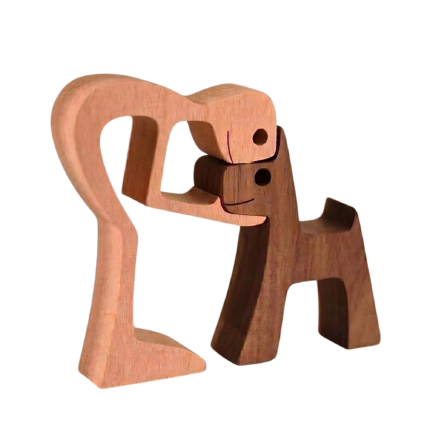 Træhund figur med kærlig omfavnelse og håndlavet udtryk til boligdekoration i kunstnerisk form