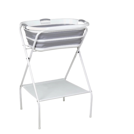 Stativ til babybadekar med sammenklappeligt design og praktisk hylde til badetid i behagelig højde