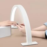 Måneformet bordlampe i hvid og pink med blødt lys og minimalistisk design til skrivebord og hjem - Billede 4
