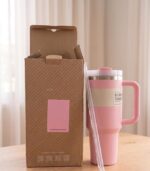 Termokop i hvid og pink med låg, sugerør og lang varme- og kuldebevaring til farten - Billede 2