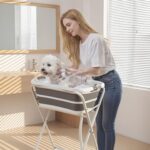 Stativ til babybadekar med sammenklappeligt design og praktisk hylde til badetid i behagelig højde - Billede 2