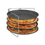 Sæt med fire perforerede pizzaplader på 32 cm og stativ til ovn
