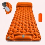 Oppusteligt campingliggeunderlag med indbygget pumpe, nakkestøtte og farverne mørkeblå, grøn, orange og blå - Billede 5