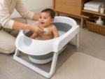 Sammenklappeligt babybadekar med stabile ben og pladsbesparende design til badetid derhjemme - Billede 2