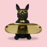 Fransk bulldog figur i sorte, lyserøde og grønne nuancer med bakke til nøgler og småting - Billede 2