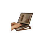 Bambus laptopstander i retro stil med skrå vinkel og luftcirkulation til skrivebordet