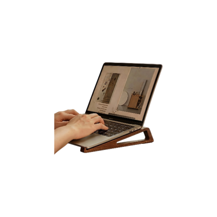 Bambus laptopstander i retro stil med skrå vinkel og luftcirkulation til skrivebordet