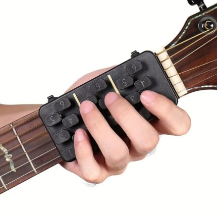 Akkordtræner til guitar med akkordliste og guide til fingerplaceringer på gribebrættet