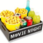 Rektangulær træbakke til filmaften med håndtag til snacks og drikkevarer
