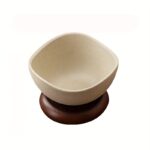 Serveringssæt med små keramikskåle og formet træbakke til snacks, nødder og frugt