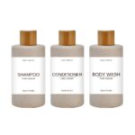 Tre genopfyldelige badeværelsesflasker á 300 ml med etiketter til shampoo, balsam og kropssæbe