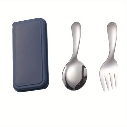 Kompakt bestiksæt i rustfrit stål med etui – 3 dele Dette kompakte bestiksæt i rustfrit stål består af en ske, en gaffel og et praktisk opbevaringsetui. Sættet er udviklet til måltider, hvor almindeligt bestik fylder unødvendigt meget, og hvor en mindre løsning er lettere at have med i taske, madkasse eller bagage. Skeen og gaflen har korte håndtag og afrundede former, som gør dem velegnede til dessert, yoghurt, frugt, is, mindre måltider og snacks. Etuiet holder delene samlet under opbevaring og gør sættet praktisk til arbejde, skole, rejser, camping og udflugter. Sættet er særligt praktisk, når du ønsker en enkel løsning, der kan følge med mellem hjemmet, arbejdspladsen, bilen og forskellige aktiviteter i hverdagen uden besvær. Nøglefordele Komplet sæt med ske, gaffel og opbevaringsetui. Bestik fremstillet i 408 rustfrit stål. Korte håndtag giver et kompakt og pladsbesparende format. Afrundet ske til dessert, yoghurt, is og mindre portioner. Gaffel med fire tænder til frugt, kage og almindelige måltider. Etuiet holder bestikket samlet i tasken eller skuffen. Velegnet til madpakke, arbejde, studie, rejser og camping. Genanvendeligt alternativ til engangsbestik. Oversigt Dette mini bestiksæt med etui kombinerer to almindelige spiseredskaber med en kompakt opbevaringsløsning. Bestikket kan bruges hjemme eller tages med, når du ønsker dit eget sæt til måltider uden for hjemmet. Skeen har et rundt og forholdsvis bredt hoved, som passer til både faste og bløde fødevarer. Gaflen har fire tænder og kan bruges til mindre stykker frugt, kage, salat, pasta og andre retter. Begge dele har korte, afrundede håndtag, som reducerer sættets samlede størrelse. Når måltidet er færdigt, kan bestikket rengøres og lægges tilbage i etuiet. Det beskytter ikke mod alle former for snavs eller væske, men hjælper med at holde delene samlet og adskilt fra andre genstande. Specifikationer Produkttype Kompakt bestiksæt med etui Antal dele 3 dele Indhold 1 ske, 1 gaffel og 1 opbevaringsetui Bestikmateriale 408 rustfrit stål Håndtag Korte og afrundede Skeform Lille og rund Gaffel Fire tænder Opbevaring Kompakt etui Egnet til Dessert, yoghurt, frugt, snacks og mindre måltider Anvendelse Hjem, arbejde, studie, rejser, camping og udflugter Kompakt format til madpakken De korte håndtag gør sættet lettere at placere i en madkasse, frokosttaske eller mindre lomme end bestik i almindelig størrelse. Det er praktisk, når pladsen er begrænset, eller når du ønsker at holde måltidstilbehøret samlet. Sættet kan ligge klar sammen med servietter, madbeholdere og andre ting, der bruges i frokostpausen. Etuiet gør det nemt at flytte bestikket mellem forskellige tasker uden først at lede efter hver del. Til dessert og mindre måltider Den runde ske er velegnet til is, yoghurt, chiagrød, havregrød, pudding, frugtsalat og andre mindre serveringer. Formen giver plads til en passende mundfuld, mens det korte håndtag gør skeen nem at styre ved bordet eller direkte fra en beholder. Gaflen kan bruges til kage, frugtstykker, salat, pasta og tilberedte grøntsager. Den er også praktisk som ekstra bestik til snacks eller måltider, hvor et almindeligt stort sæt ikke er nødvendigt. Praktisk på arbejde og studie Bestiksættet passer til personer, der ofte medbringer frokost hjemmefra. Det kan opbevares i skrivebordsskuffen, tasken eller madkassen og tages frem, når der skal spises. Ved at have et fast sæt ved hånden undgår du at være afhængig af engangsbestik eller fælles bestik. Efter brug kan delene rengøres, tørres og placeres i etuiet, så de er klar til næste måltid. Velegnet til rejser og udflugter Det kompakte sæt er nemt at pakke i weekendtaske, rygsæk eller campingudstyr. Det kan bruges til måltider på hotel, picnic, togrejser, campingpladser eller andre steder, hvor eget bestik er praktisk. Etuiet hjælper med at holde sættet organiseret under transport. Bestikket bør være rent og helt tørt, før det lægges tilbage, så fugt og madrester ikke bliver lukket inde. Rustfrit stål til gentagen brug Skeen og gaflen er fremstillet i 408 rustfrit stål. Materialet giver en fast konstruktion, som kan bruges igen ved mange måltider, når bestikket behandles og vedligeholdes korrekt. Den glatte overflade er nem at tørre af og rengøre. Kontrollér delene før brug, og anvend dem ikke, hvis de har fået skarpe kanter, dybe ridser eller andre skader. Opbevaringsetui til samlet organisering Det medfølgende etui er formet til det korte bestik og holder ske og gaffel samlet. Det gør sættet nemt at finde i en fyldt taske og reducerer risikoen for, at delene bliver væk hver for sig. Etuiet kan også bruges til opbevaring i en køkkenskuffe eller på arbejdspladsen. Det er beregnet til organisering og bør ikke betragtes som en vandtæt beholder. Rengøring og vedligeholdelse Vask ske og gaffel efter brug med varmt vand, mildt opvaskemiddel og en blød svamp. Fjern madrester omkring gaflens tænder og langs skeens kanter, og skyl delene grundigt. Tør bestikket helt, før det lægges i etuiet. Rengør etuiet separat efter behov, og lad det tørre med låget åbent. Opbevar sættet tørt og væk fra stærke kemikalier, som kan påvirke overfladerne.