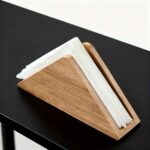 Trekantet servietholder i massivt træ – 15,5 × 8 × 4 cm - Billede 2