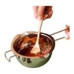 Smelteskål i rustfrit stål med langt håndtag og hældetude til chokolade